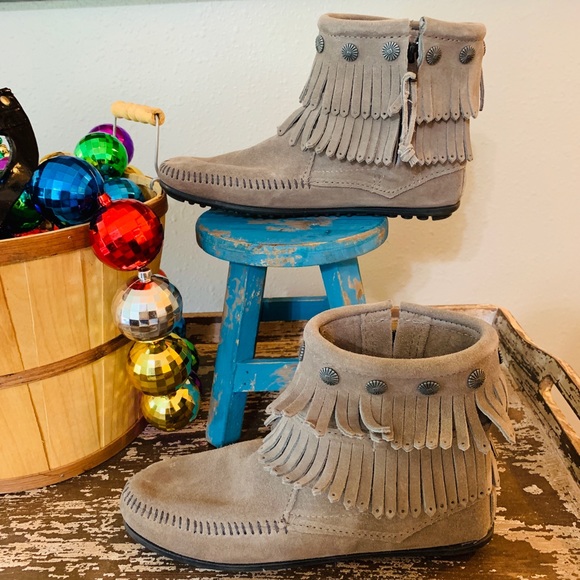 BUCKLE MINNETONKA Gray Suede Fringe Boots EUC 7 - Picture 3 of 7